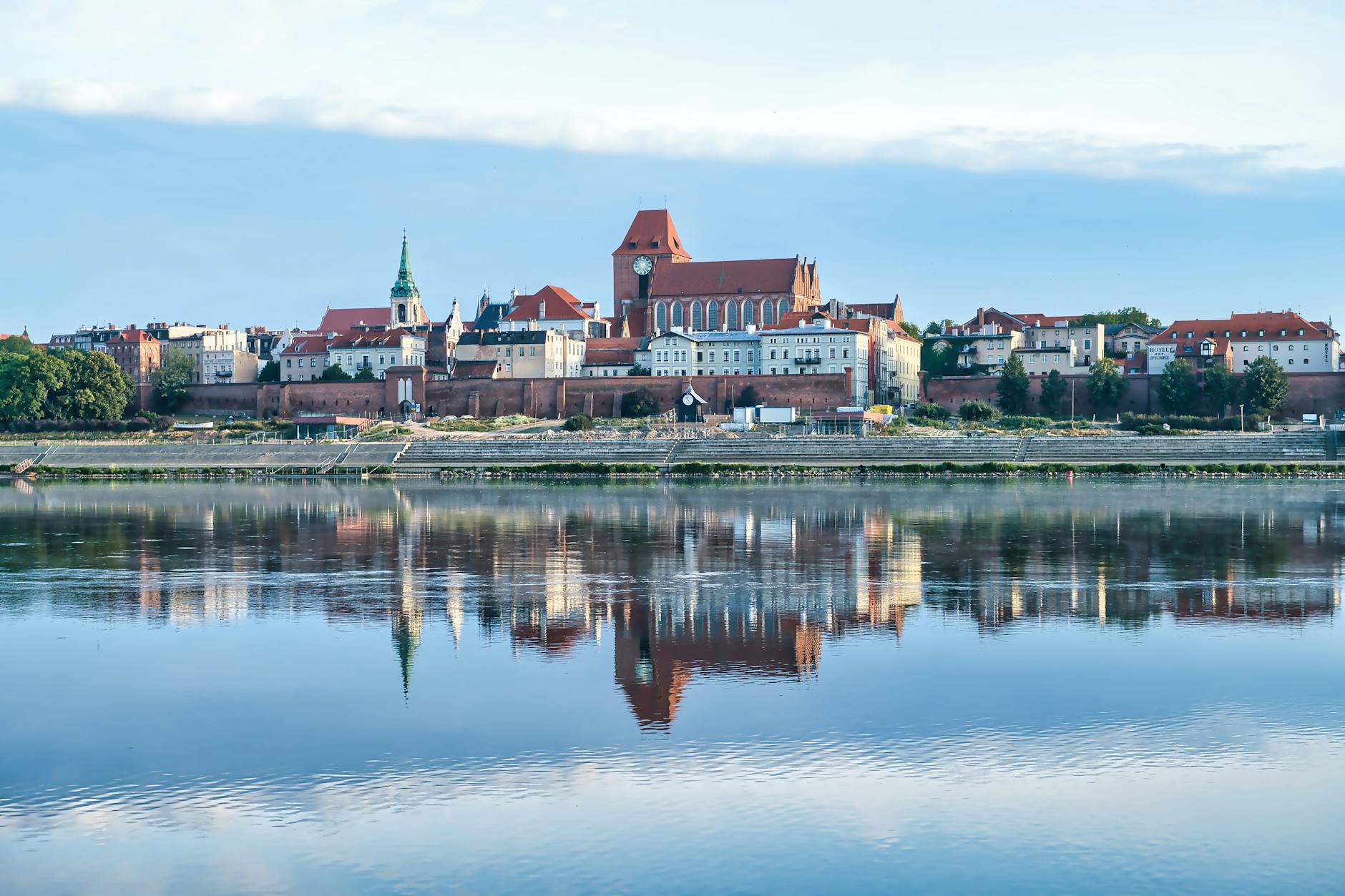 Miasto Wisła z widokiem na góry, symbolizujące możliwości pracy i rozwoju